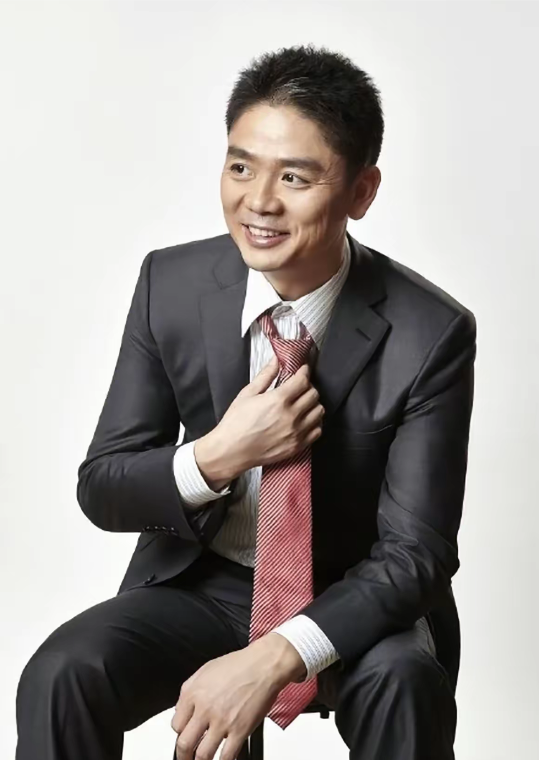 小M助手：中国企业家社会责任的担当，王健林、刘强东与俞敏洪的对比分析
