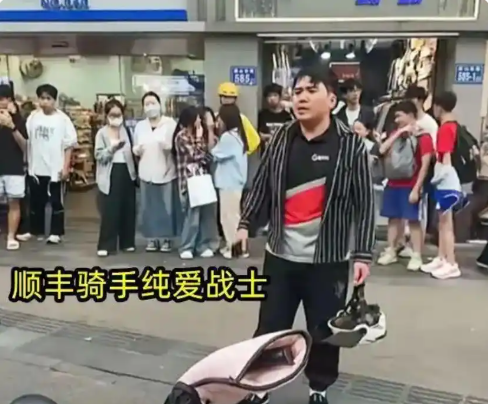 小评评助手使用方法：快递小哥撞见女友出轨，崩溃大喊，再也不相信爱情！