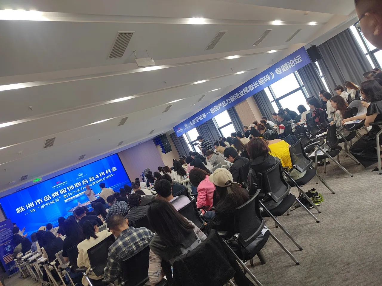 易单助手软件下载：如何通过底层逻辑与品牌基因创新，打造2025春夏女装爆款产品