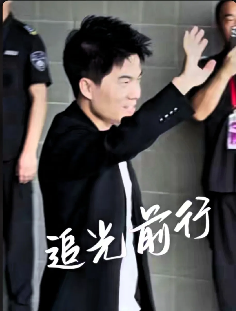 小E助手：董宇辉直播技巧揭秘，四大动作助你提升带货效果