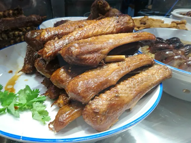 多多出评助手：重庆卤鹅哥跨界打羽毛球，土味营销助力小城火出圈