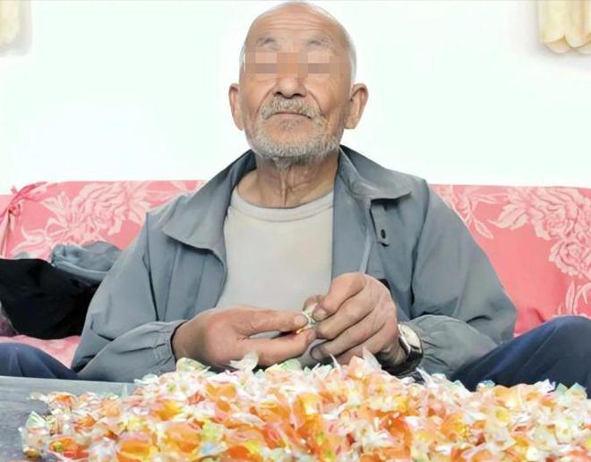 易评助手拼多多：95岁大爷20年嗜糖，医生惊讶其健康状况背后的“甜蜜秘密”揭秘