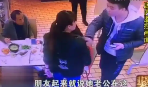 易单助手软件下载：男子当面索要已婚女子微信引发丈夫暴打事件，背后的社会问题值得关注