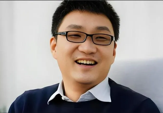 小G助手下载：黄峥，电商先锋拼多多的崛起与创新之路