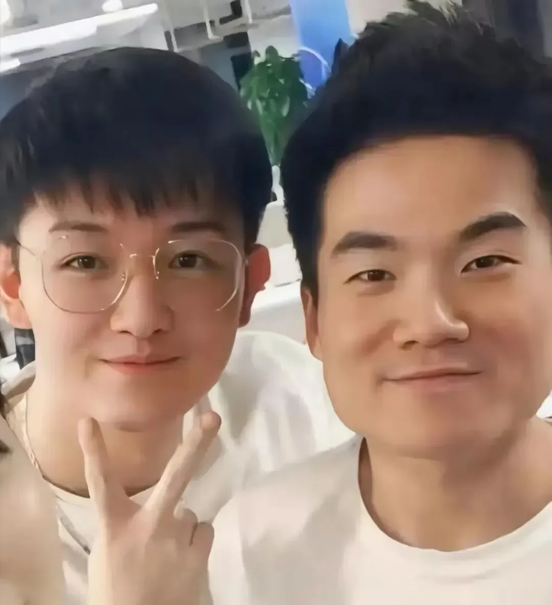 易评助手下载官网：从书呆子到带货神话，董宇辉的职场智慧与坚持之路