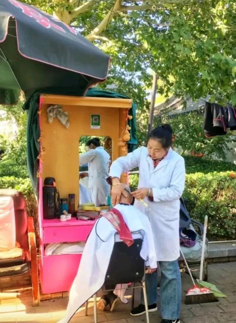 潜力鸭：街边理发，重温市井生活与亲民价格的故事