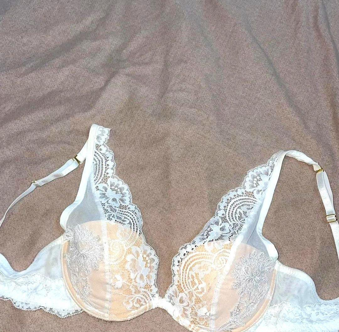 超评助手补单软件：白衬衫穿搭新趋势，肤色内衣引领时尚与科技的完美结合