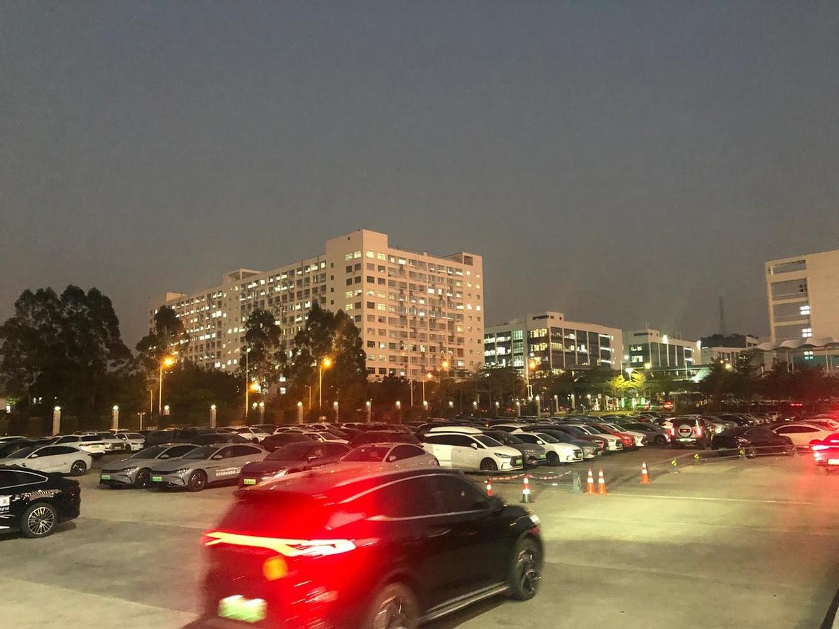 小评评助手下载：比亚迪总部员工车文化与云轨交通的未来展望