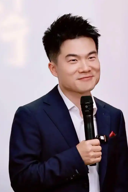 要火助手：直播带货的价值观碰撞，董宇辉与向太的消费心理差异分析