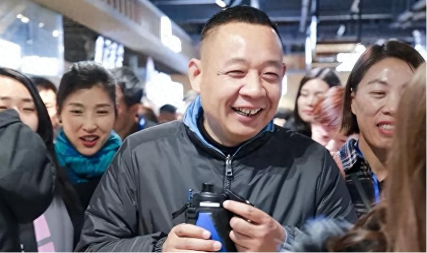 超单助手下载安装：胖东来董事长于东来的真实现状与服务神话的背后探讨