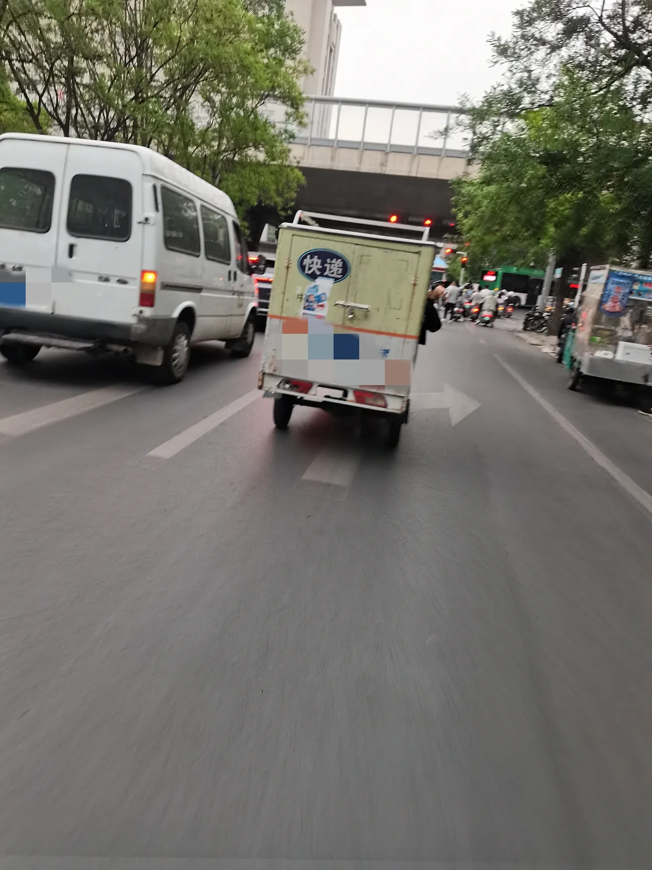 多多留评工具：快递送货上门新规的隐患与挑战，消费者、快递员如何自处？