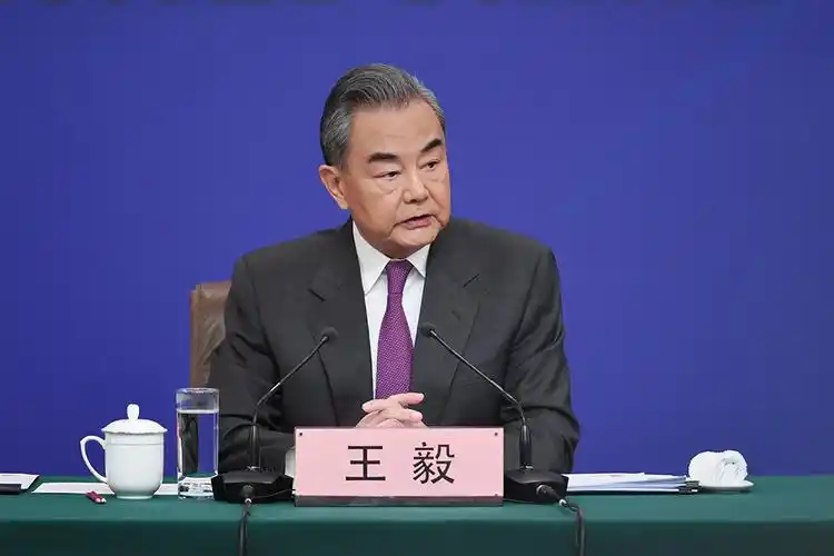 爆单助手：美国愚蠢战略导致失败，王毅外长坚定回应“奉陪到底”解析