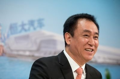 快火助手：许家印背后靠山揭秘，郑裕彤与刘銮雄的恩怨情仇及其影响