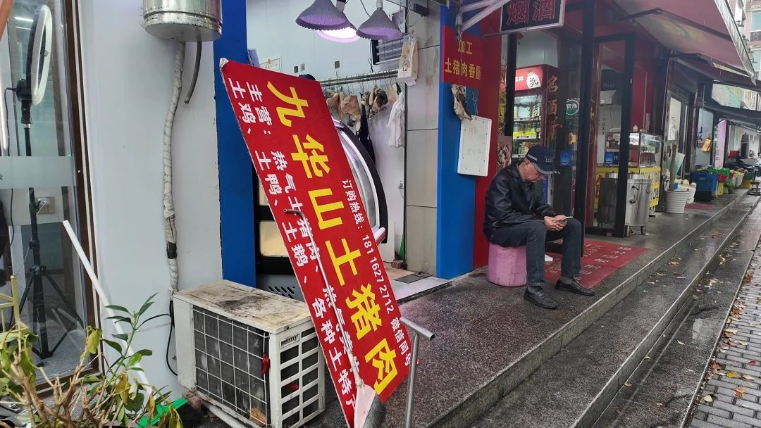 黎明助手：沿街商铺跨门经营扰民，垃圾随意堆放影响市容与卫生