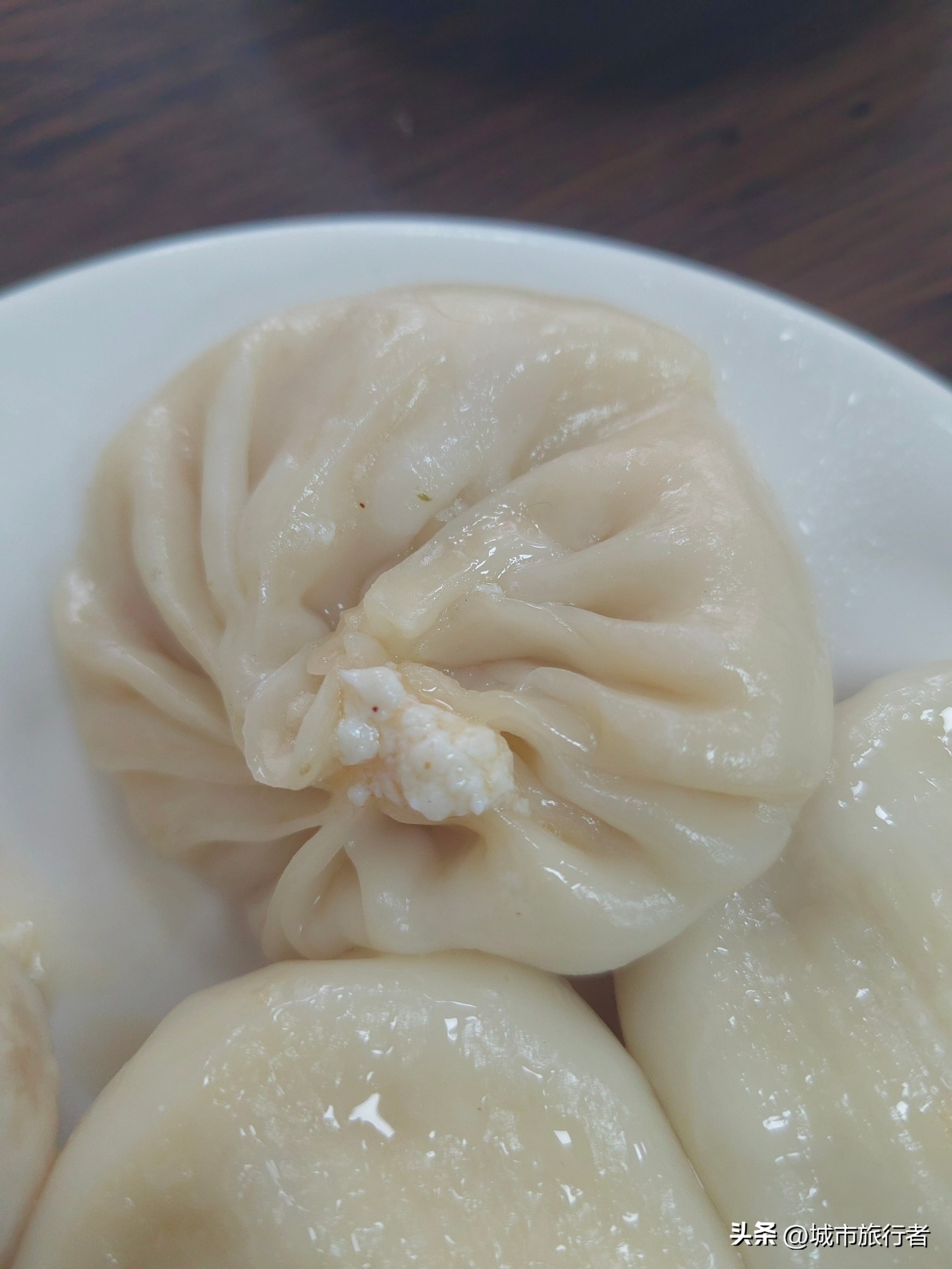 小评评助手：嵊州美食探秘，正宗黄泽豆腐小笼包的独特魅力与风味