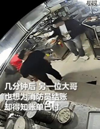 超单助手使用方法：深夜温情，两位黑衣人悄然为消防员买单，网友纷纷感动！