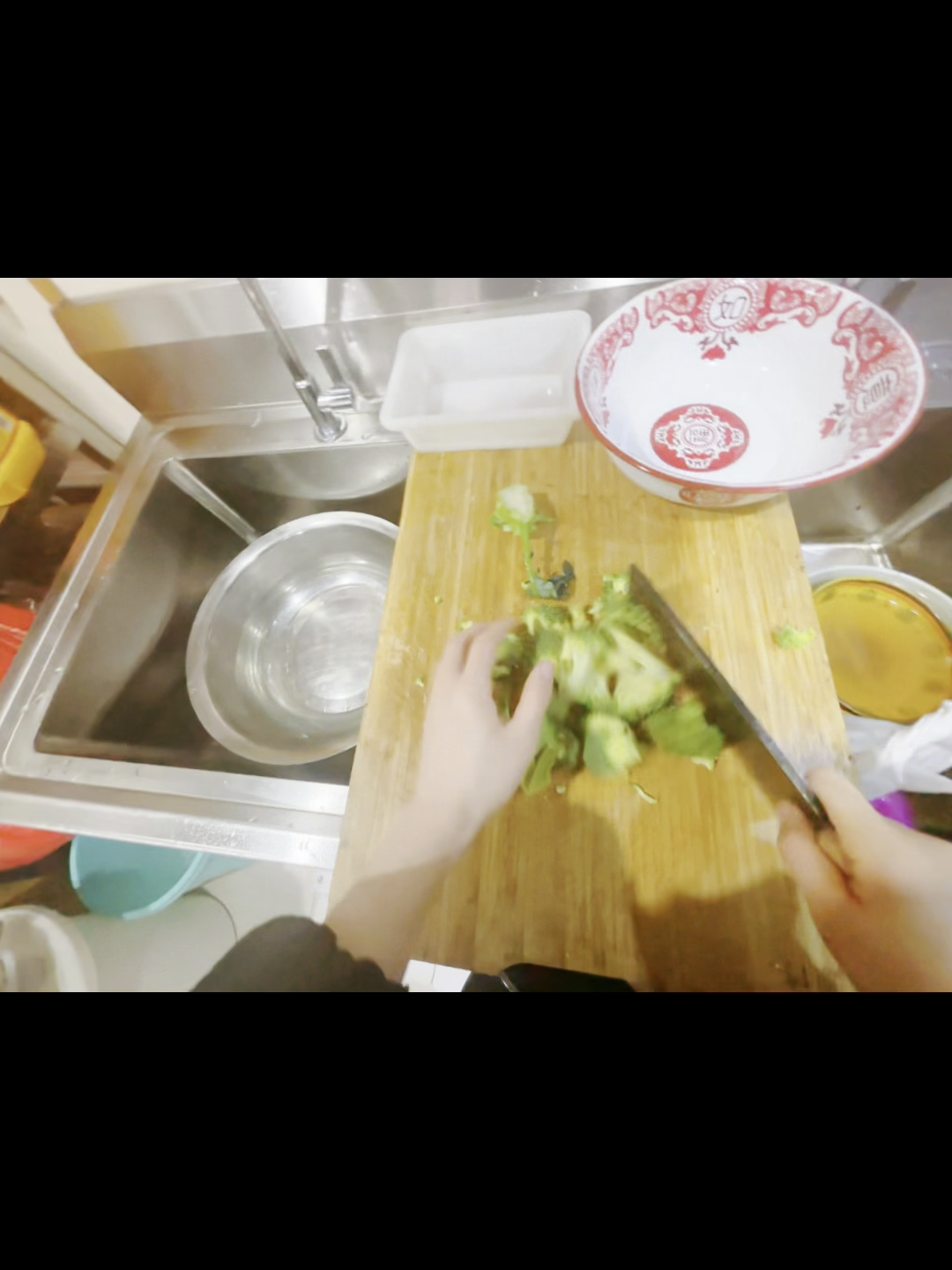 小G助手官网：00后开水煮店营业前的忙碌准备，菜品处理与厨艺提升记录