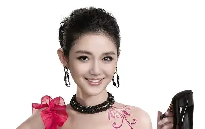 权重大师软件下载：大S为何不碰直播带货？揭秘她身后的三重隐秘结界与明星转型困境
