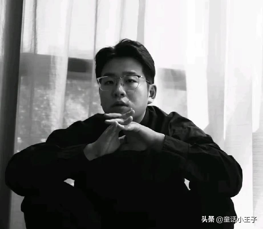 易评助手最新版本：董宇辉与年轻艺术家们共谱时代交响乐，展现跨界融合的无限魅力