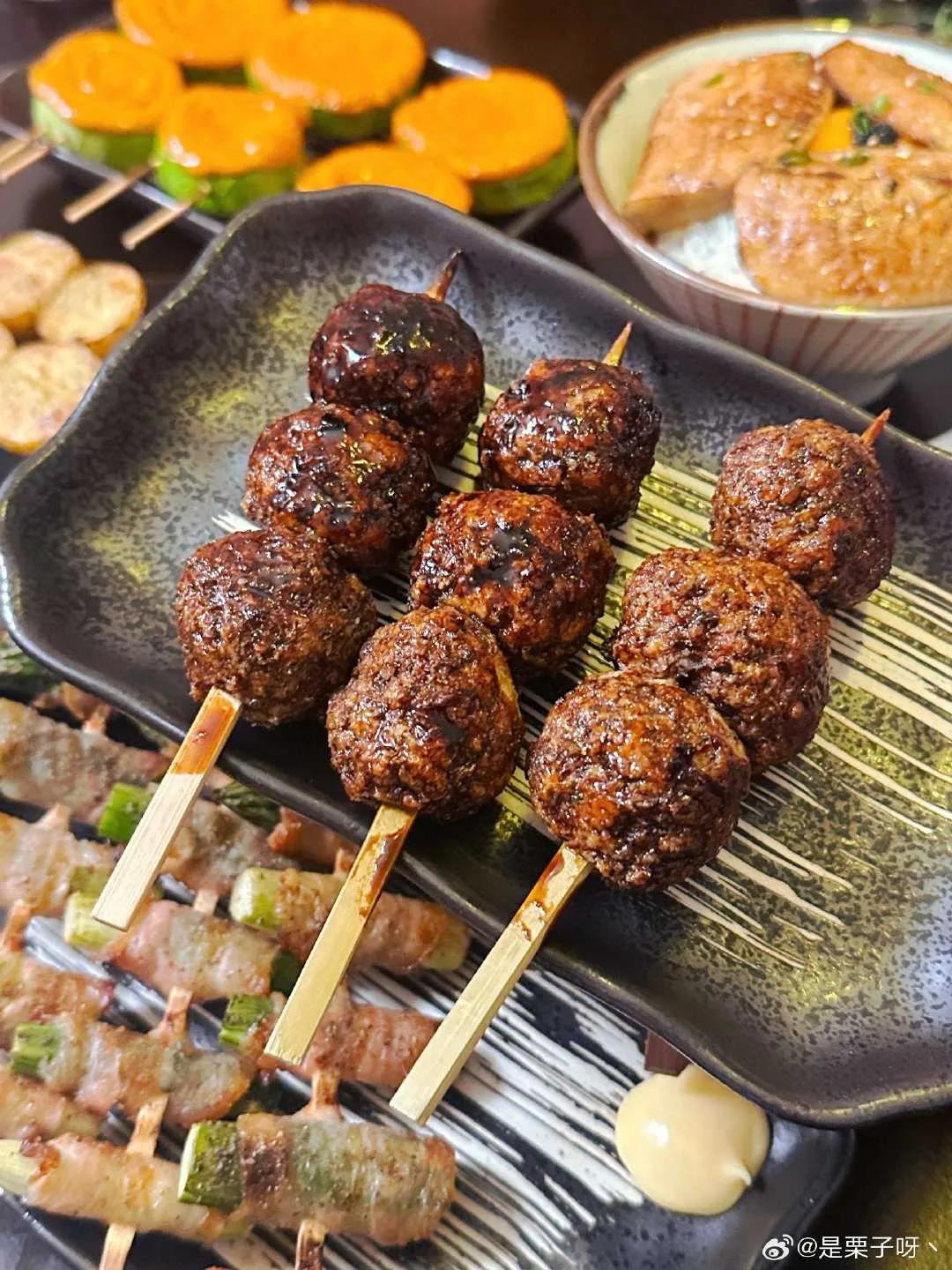 多多留评下载下载：吉屋居酒屋烧鸟店美食体验，流心鹅肝饭与鸡肉丸子的绝佳搭配