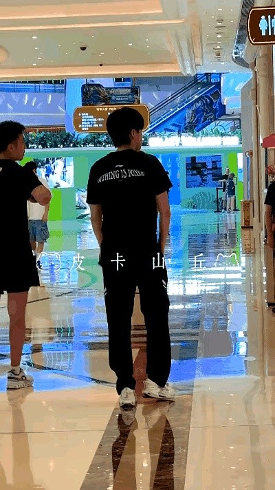 小G助手拼多多：王楚钦澳门站偶遇代言店，运动员轻松氛围成新营销趋势