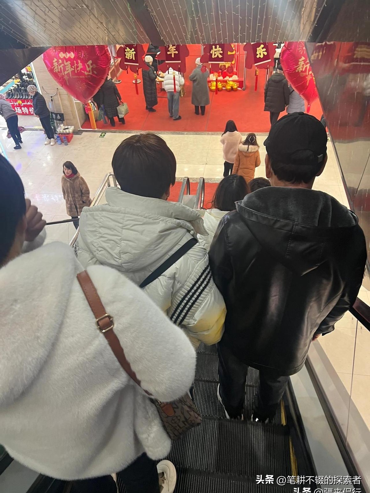 超单助手小号：实体店生存困境，网购崛起与体验式消费的挑战