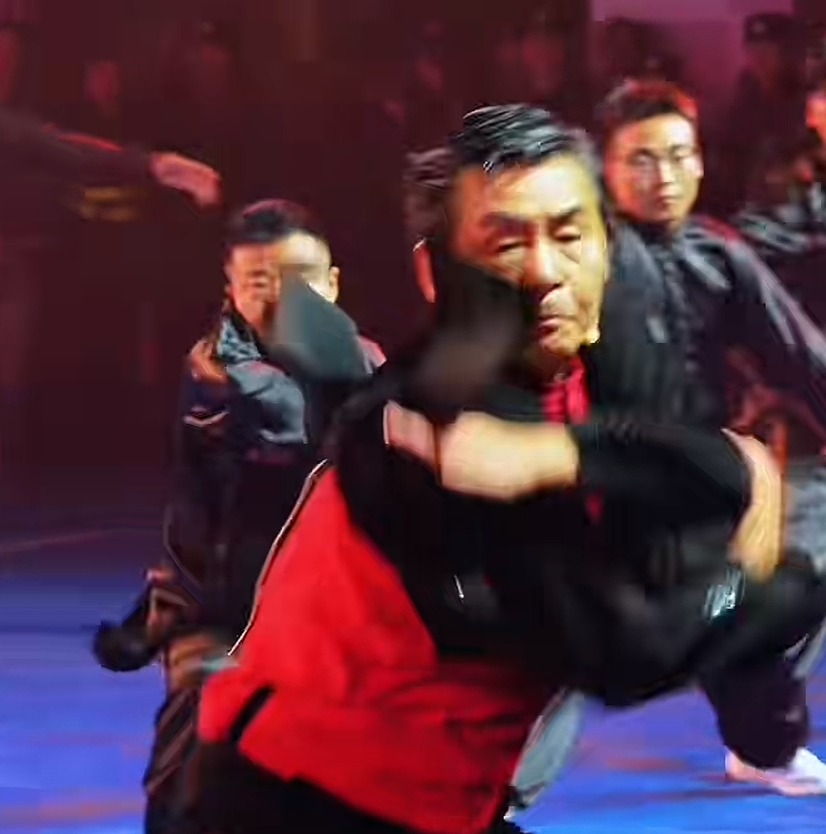 小新助手：赵长军与李连杰，健康与成就的逆转人生