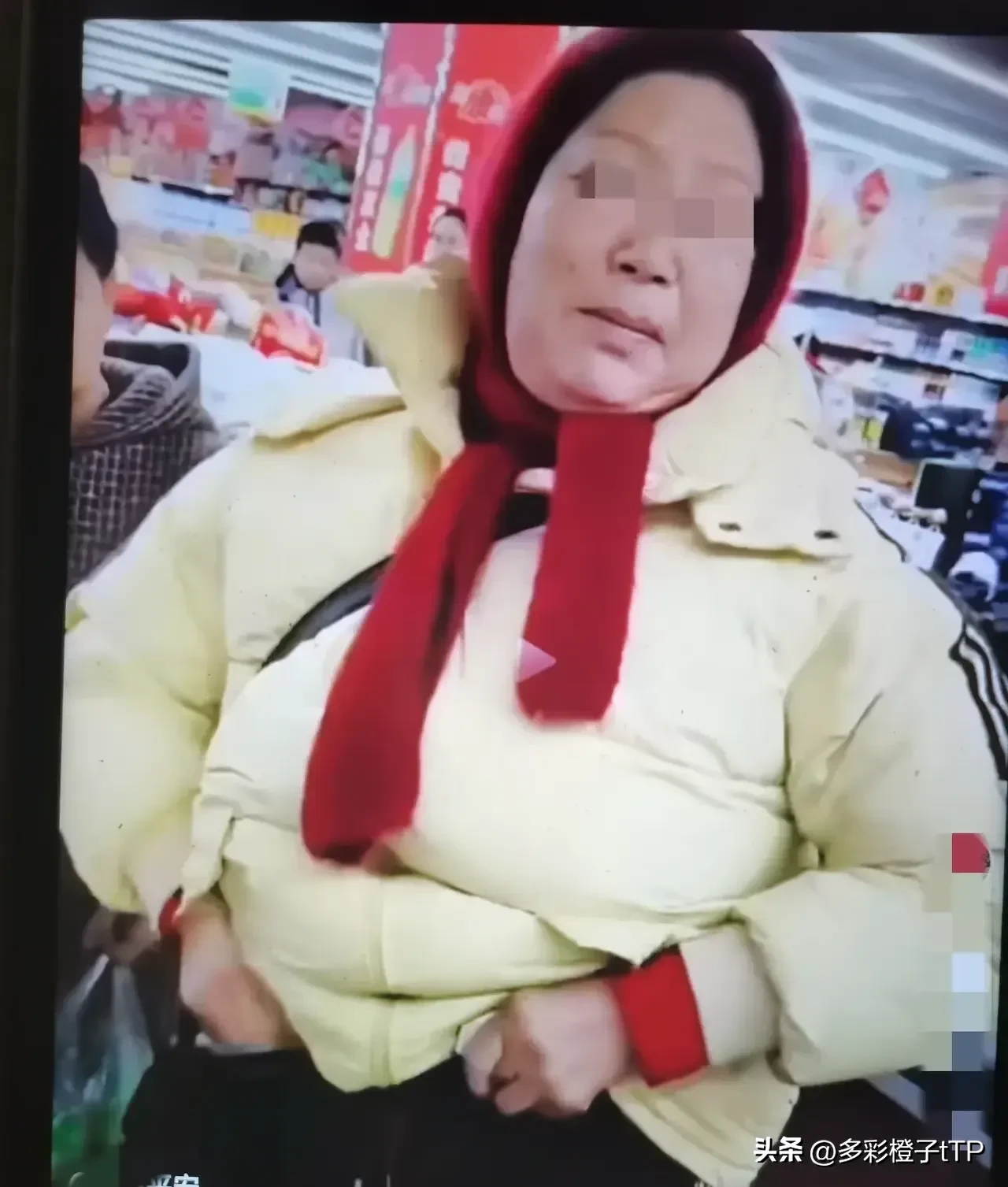 超单助手网站：超市大妈被老板质问，网友直呼，这位“铁粉”真是尴尬又无奈！