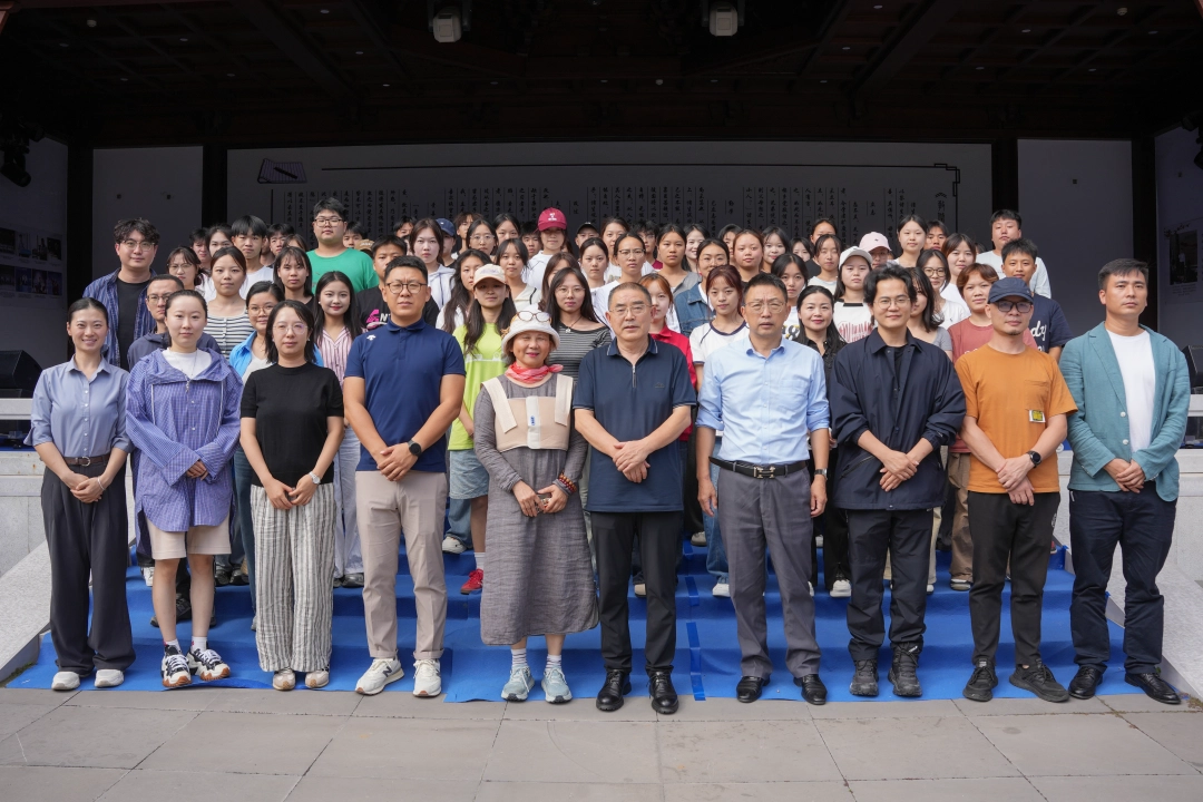 畅销助手出评软件：海外艺术家王兰在贵阳信息科技学院讲解诗画关系，拓宽师生艺术视野