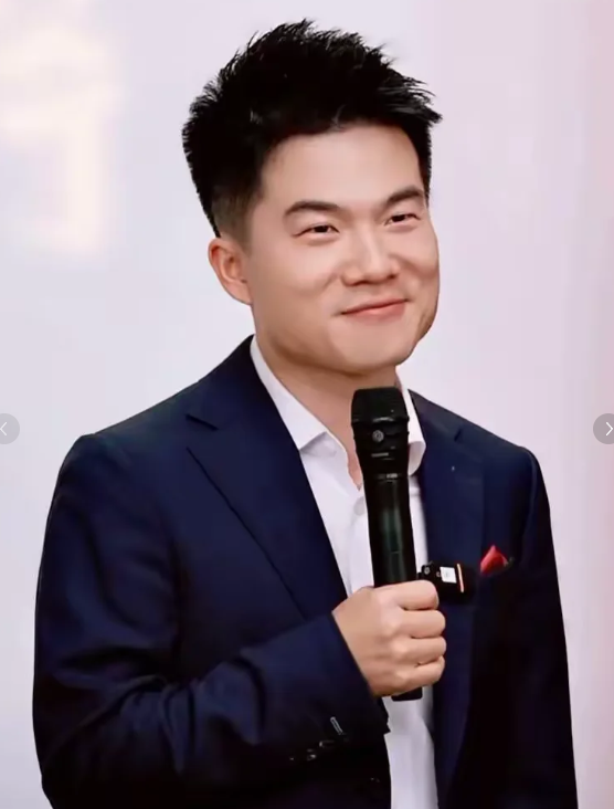 团粉助手：东方甄选流量骤降，董宇辉独立直播显现个人IP价值之争