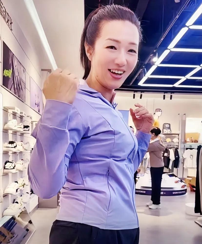 小Q助手入口：直播转型中的情感共鸣与经济独立，许建华的成功路径分析