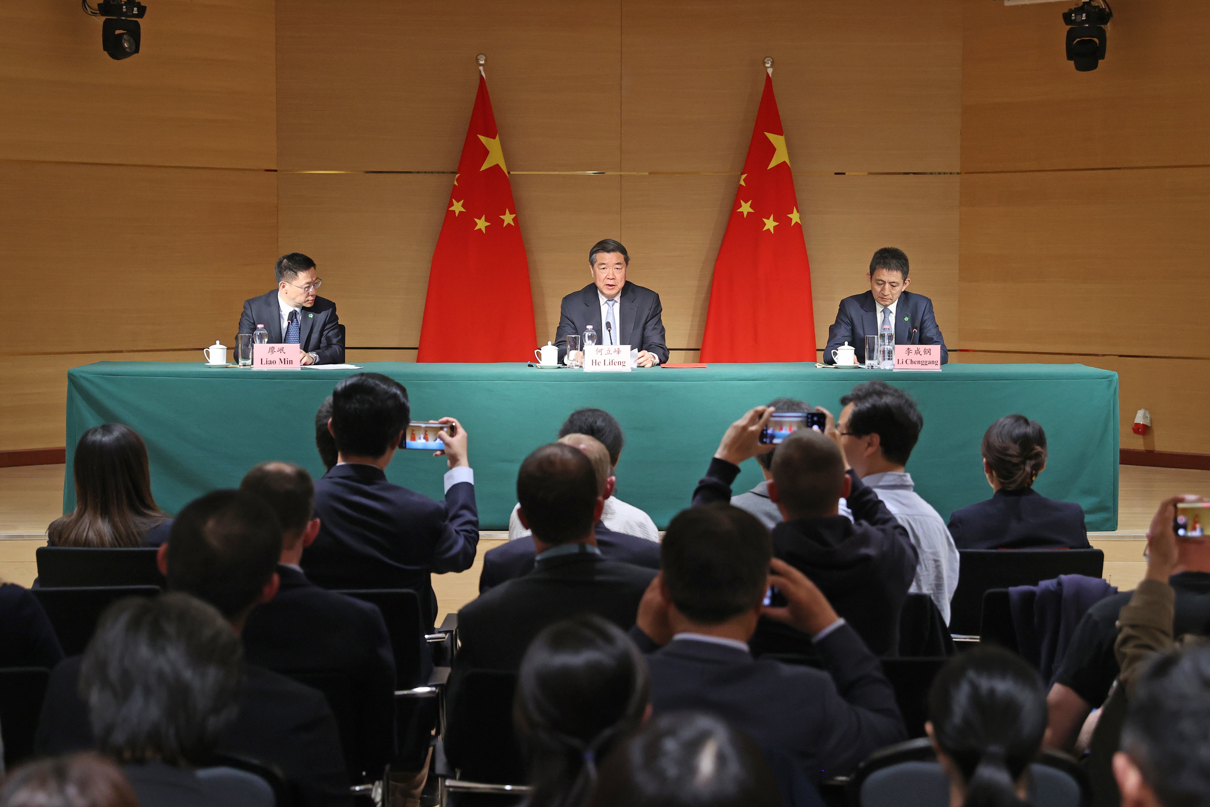小评评助手补单软件：李成钢访美，中美经贸磋商新进展与关税谈判前景分析