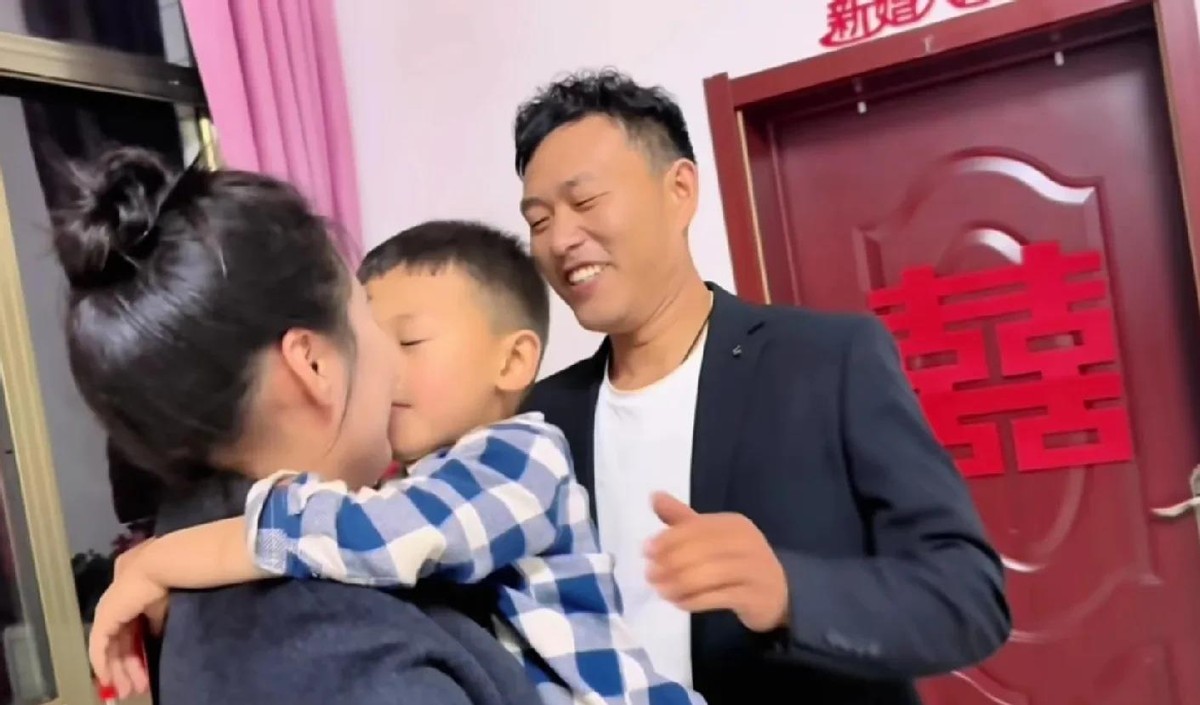 优选助手：单亲妈妈小红改名为云飞，工地爱情视频引发热潮