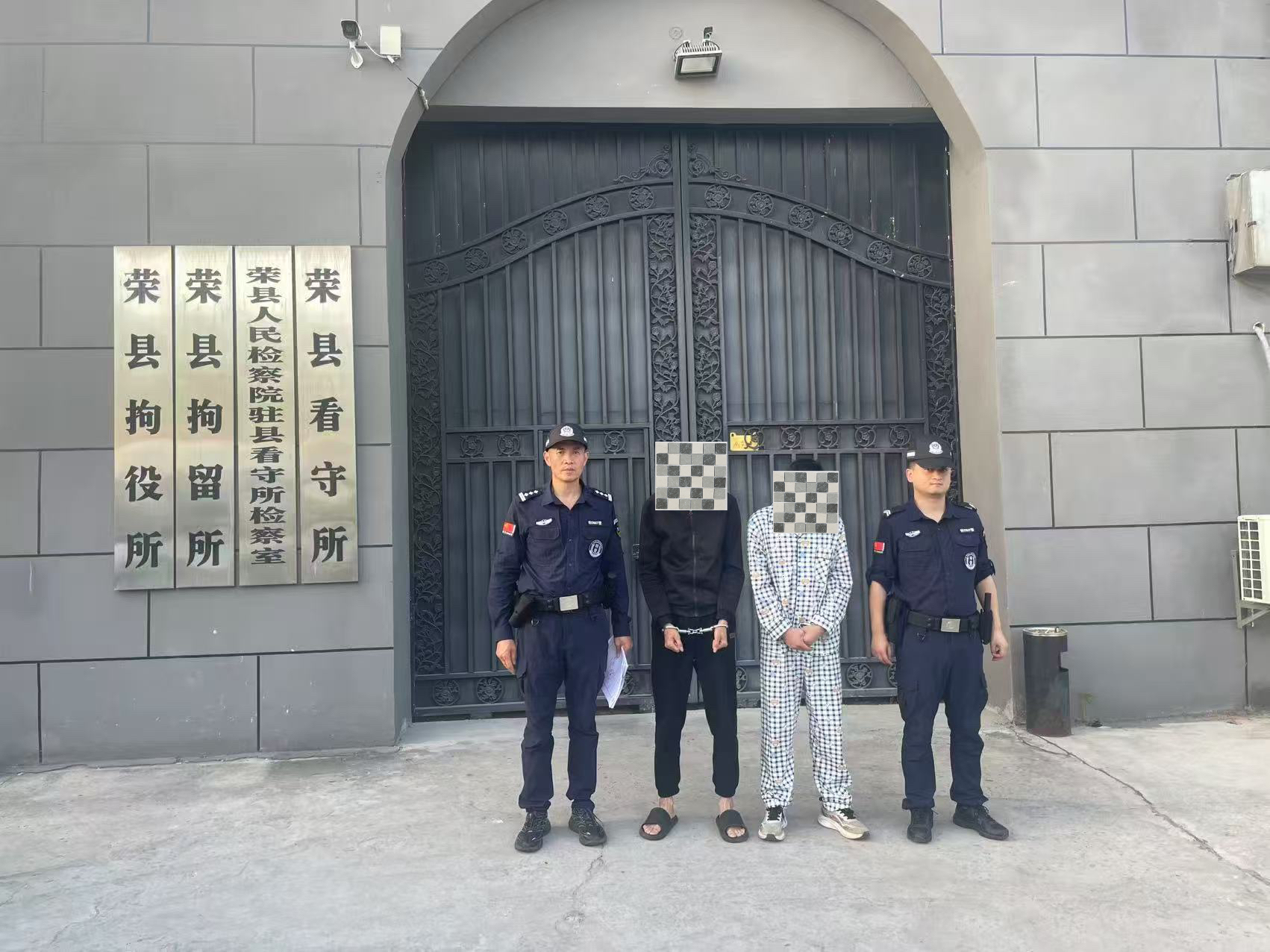 小M助手：商铺盗窃案揭秘，瘦小男子如何钻门缝实施偷窃