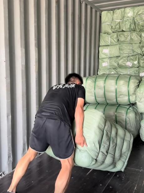 易评助手小号：揭阳高薪搬运工，艰辛的装箱挑战与体力极限