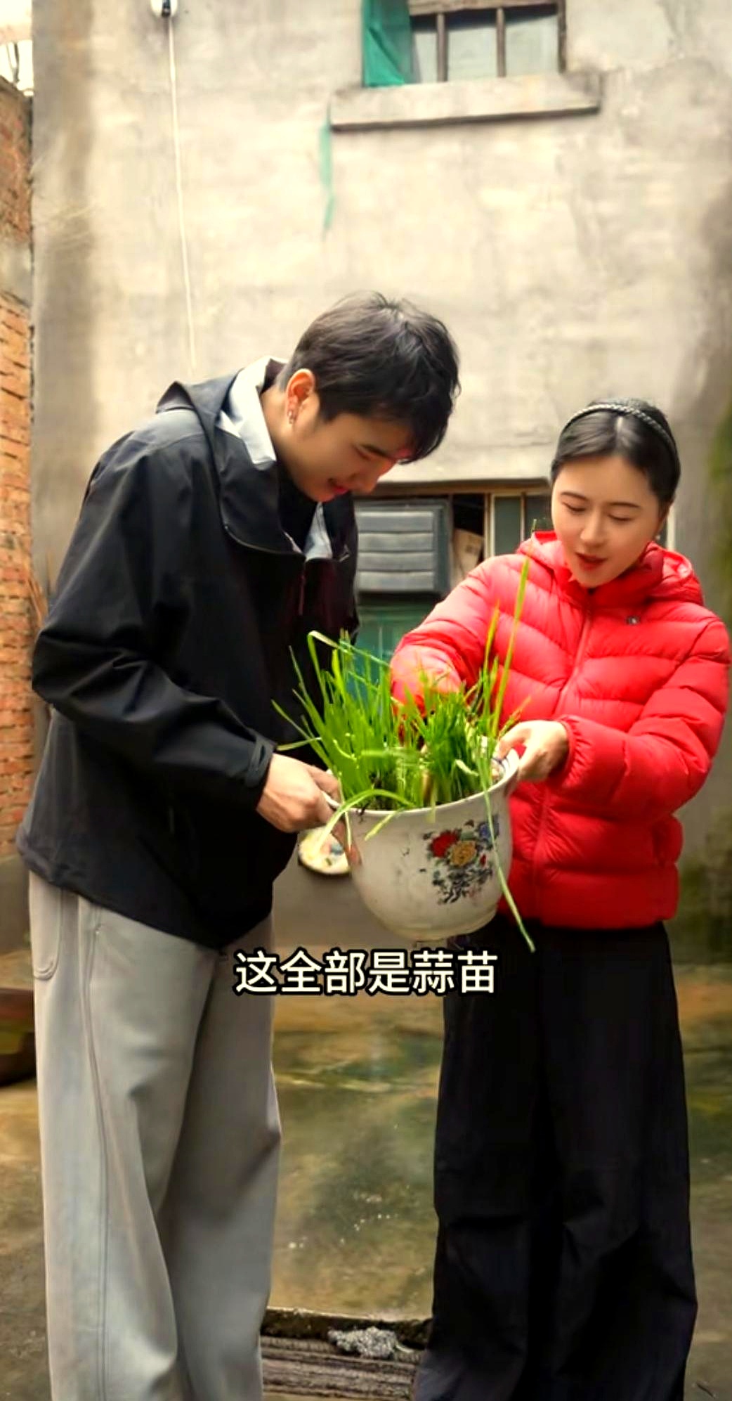 熊猫多多助手：相宜带货预热，八岁年龄差的直播爱情故事与羽绒服新品