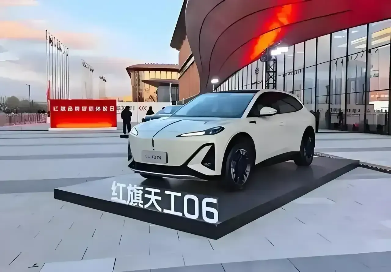 权重大师教程：红旗天工06，智驾安全与豪华体验的完美结合，国潮新风向