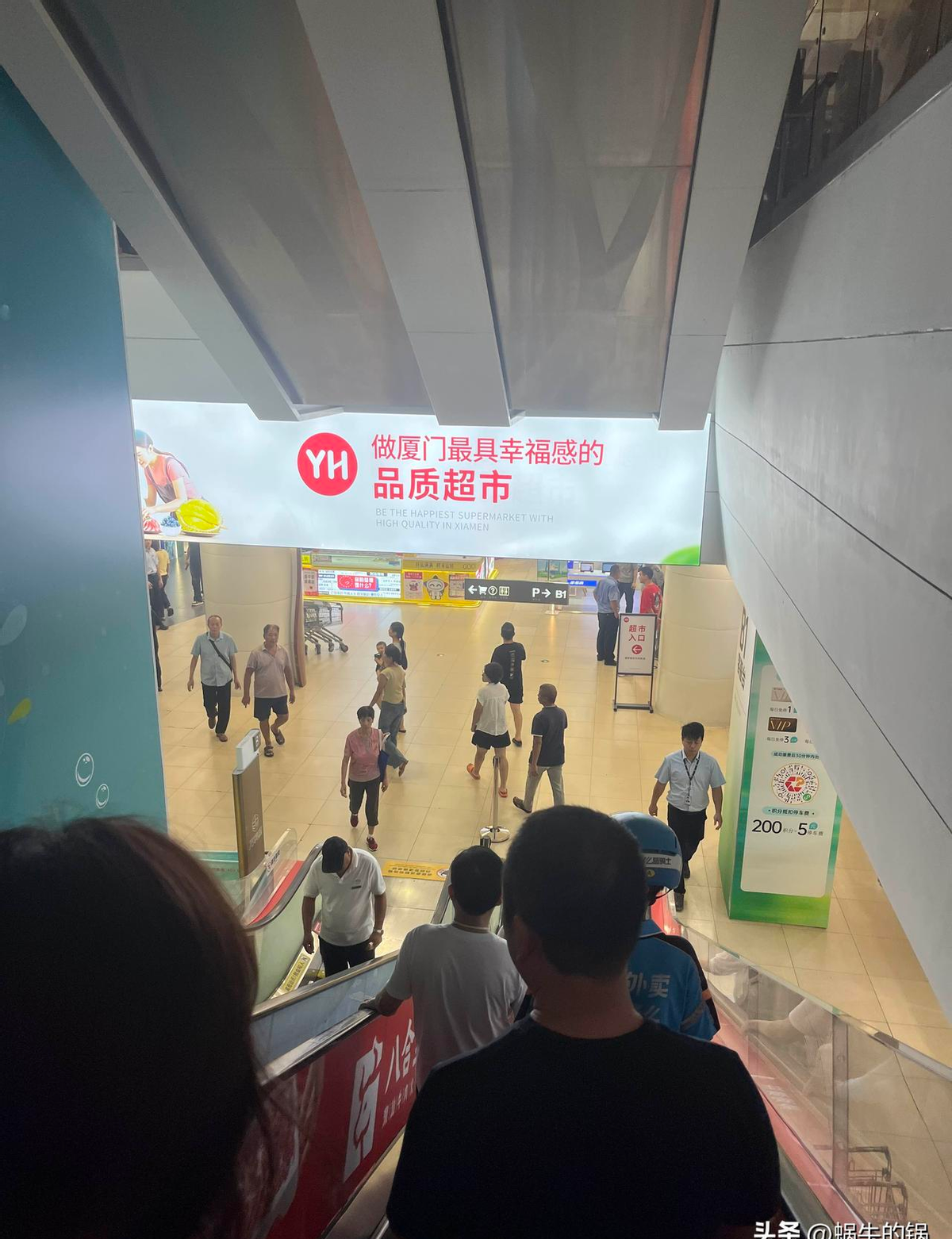 51助手：永辉超市新开业，服务升级吸引顾客排队体验现烤面包