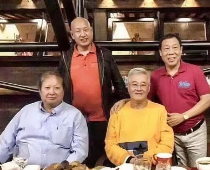 超评助手：赵本山请客吃饭的背后，从好友到信任桥梁的故事