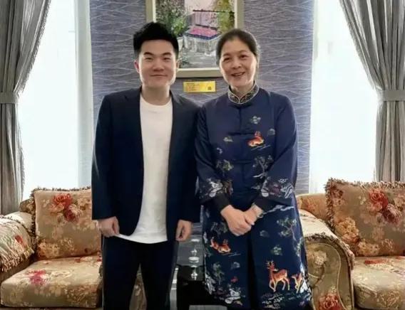 小G助手下载官网：董宇辉与倪萍畅谈，分享迟子建书籍背后的感人故事与成长感悟