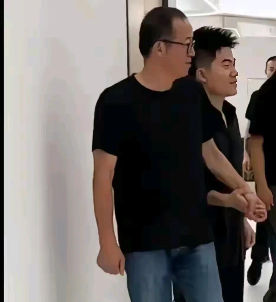 大牛助手:俞敏洪与董宇辉分手背后的故事,冯唐谈“好事坏事”的哲学 大牛助手:俞敏洪与董宇辉分手背后的故事,冯唐谈“好事坏事”的哲学