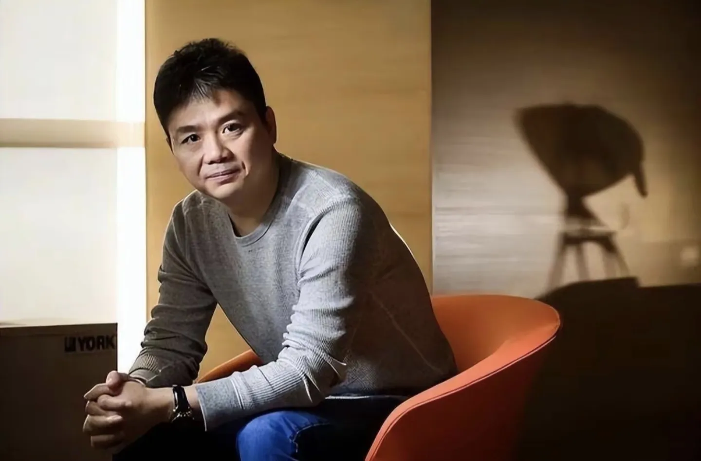 小评评助手：刘强东每年资助妹夫百万背后故事，亲情与责任的深刻联系