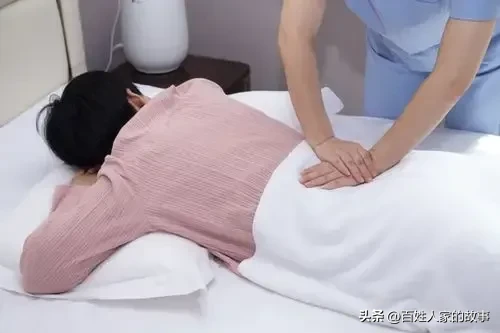 权重大师软件：联盟大街按摩店揭秘，技术与服务的两种经营模式