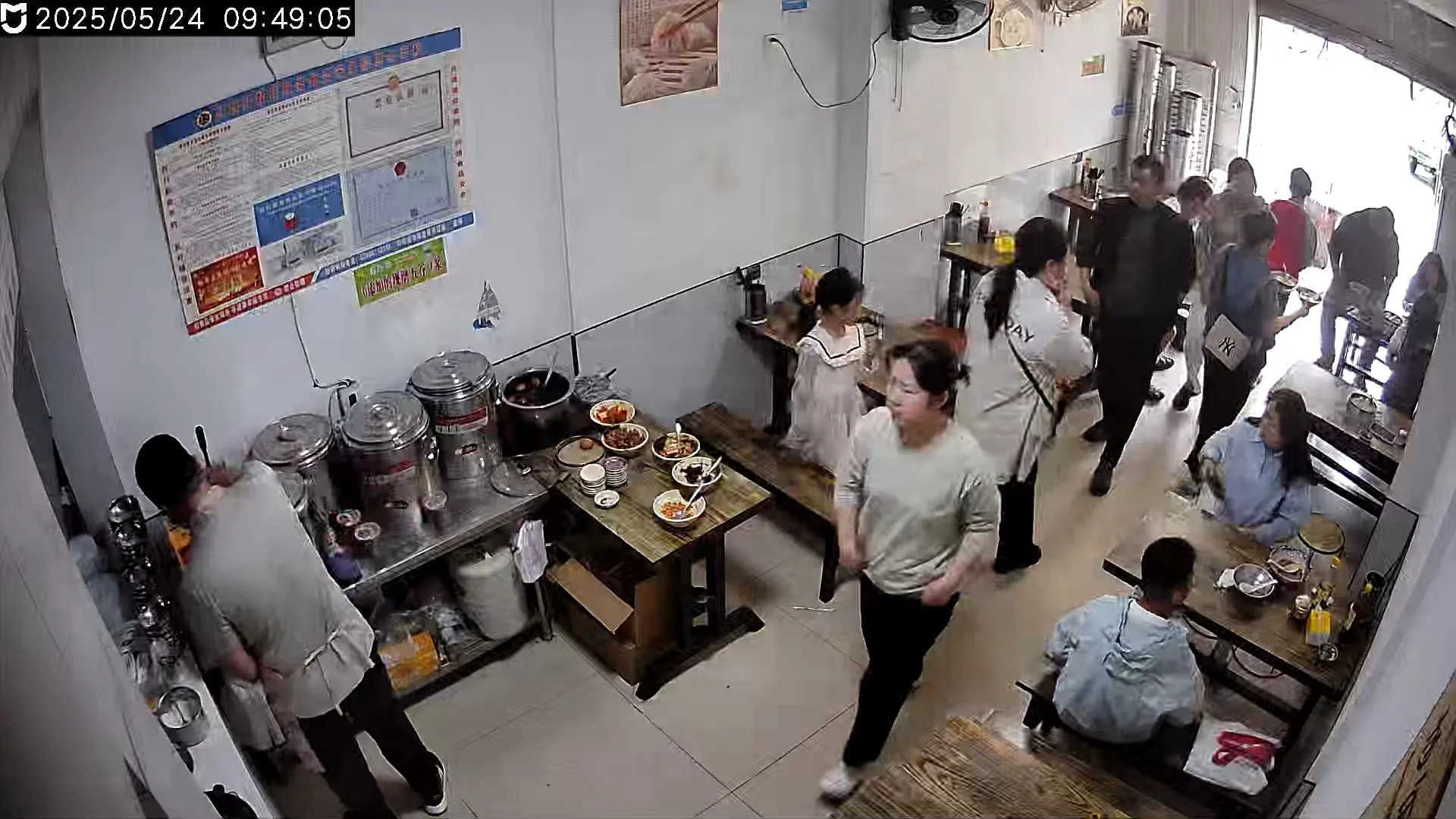 51助手软件官网：忙碌早餐店的生活与挑战，家庭团结的温暖时刻