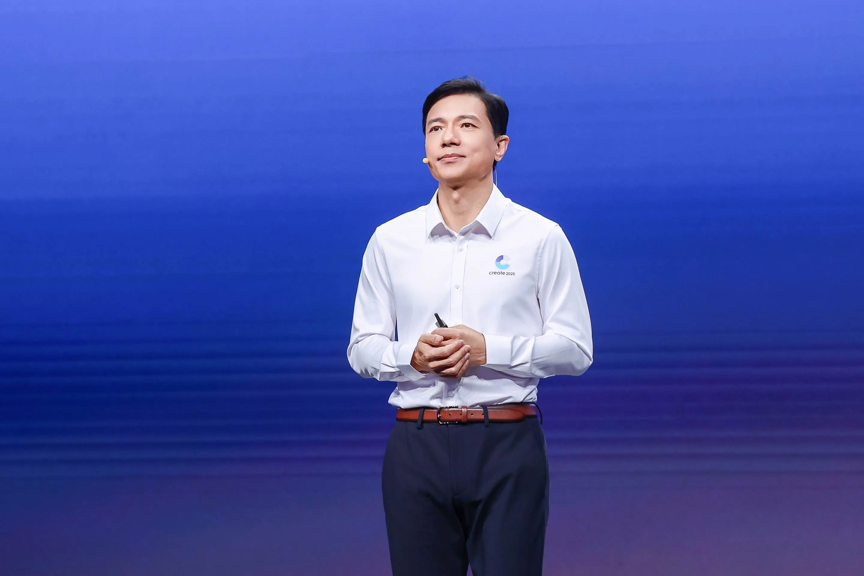 增强助手下载官网：百度AI开发者大会，李彦宏发布文心4.5Turbo与数字人3.0的最新进展