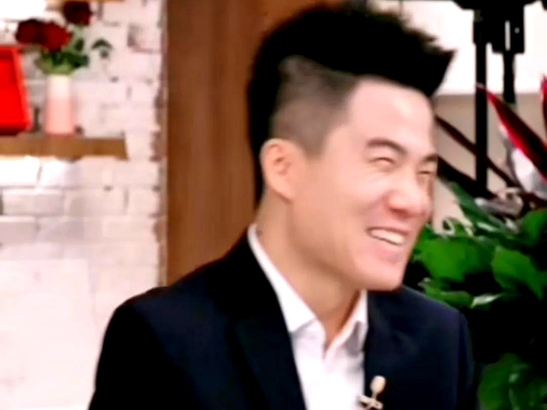 Y助手拼多多：董宇辉直播间的趣事，知识碾压与观众互动引发热议