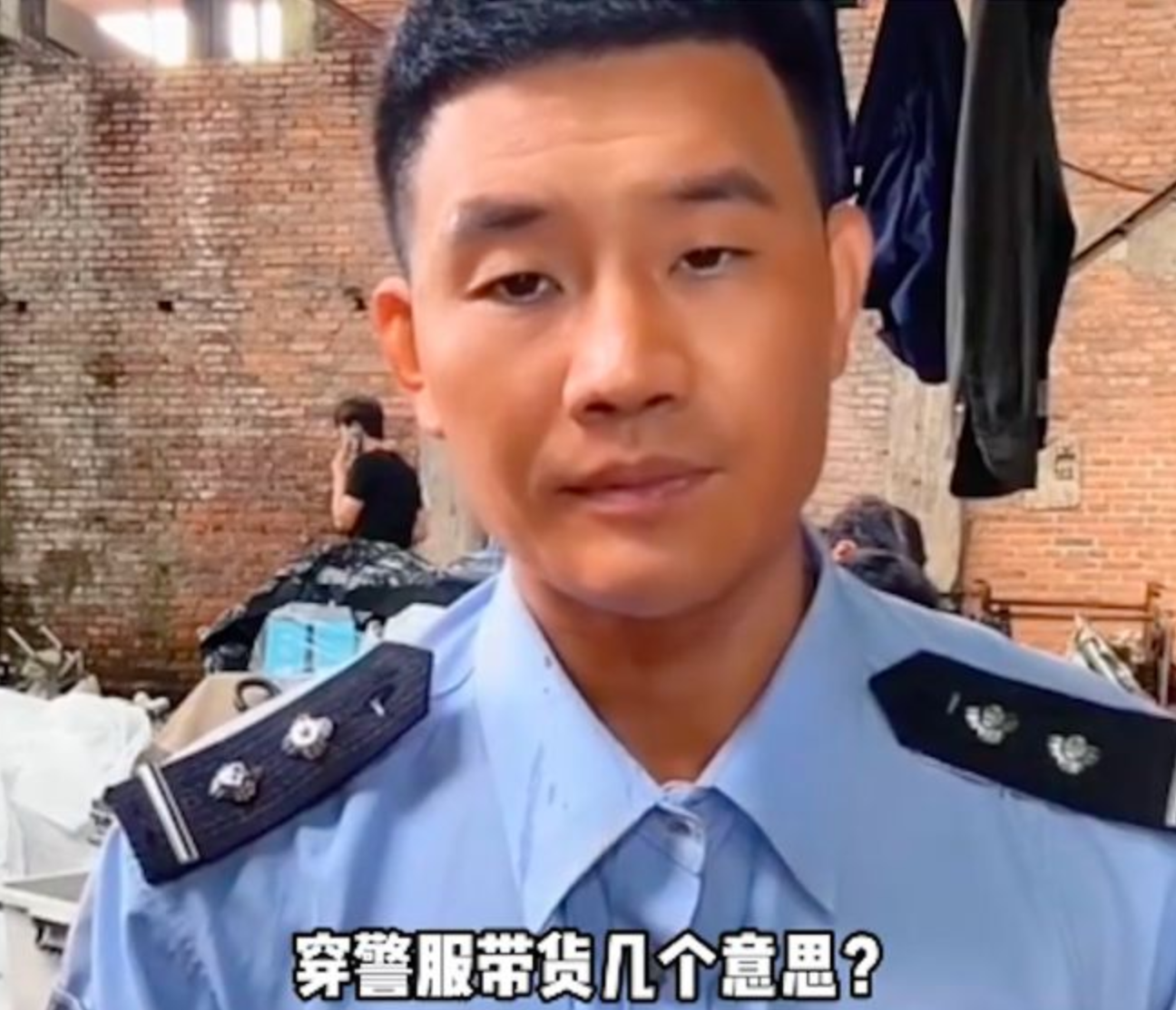 超评助手网站：“嘎子哥”谢孟伟因穿警服直播带货被拘7天，引发网友热议法律红线！