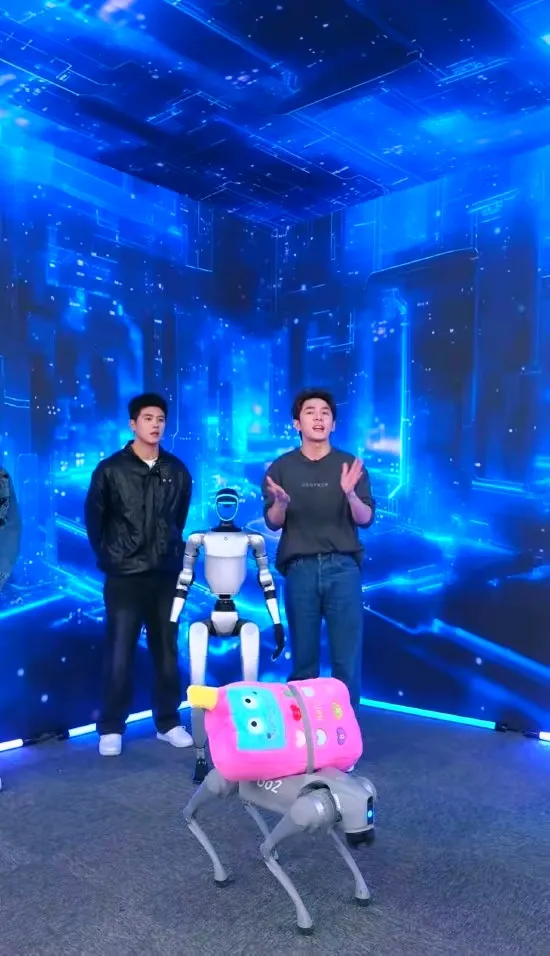 小Z助手：李佳琦直播间人形机器人首秀，科技遛狗引发千万观看热潮