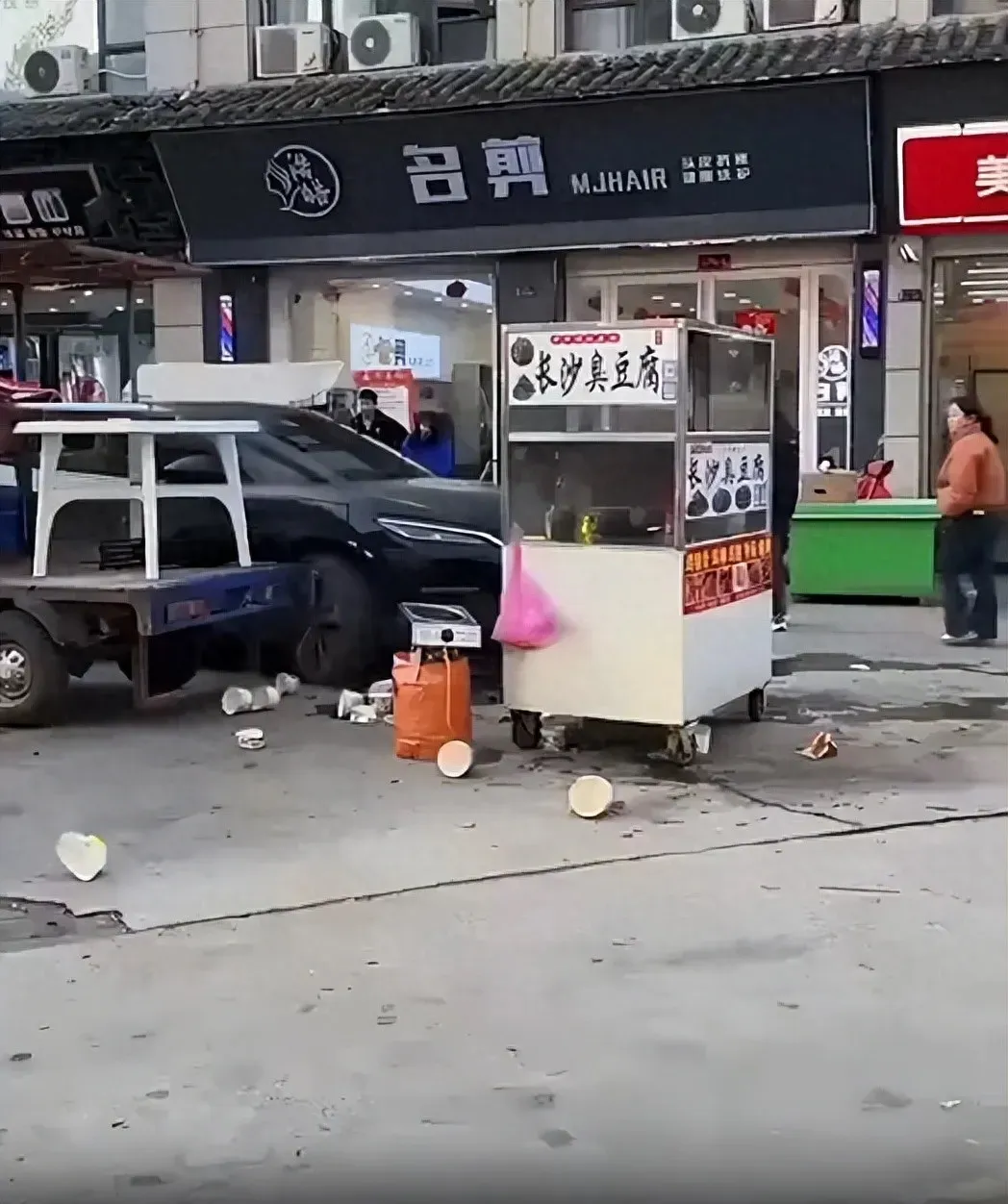 大麦助手：底层经济冲突与城市治理，地摊与店铺的生存之战分析