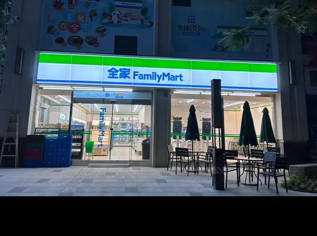 优选助手：上海便利店文化，城市生活的温馨角落与独特魅力